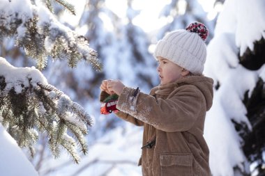 Anne ve oğlu kış yürüyüşü yaparken, çay içerken ve Noel ağacını süslerken çok eğleniyorlar..