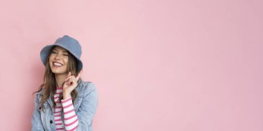 Pembe arka planda güzel çılgın kız.