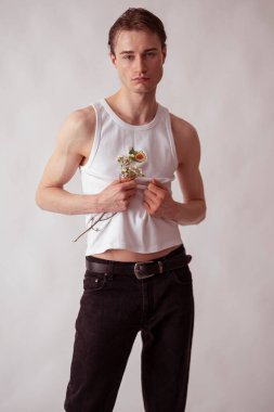 Çiçekli yakışıklı bir delikanlının şehvetli fotoşopları..