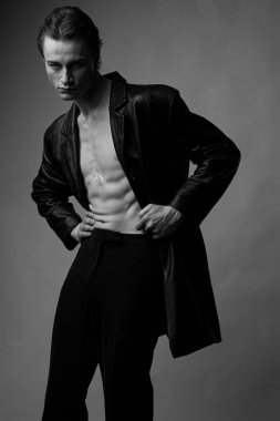 Siyah deri ceketli, modaya uygun seksi bir adam..