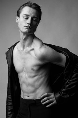 Siyah deri ceketli, modaya uygun seksi bir adam..