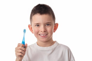 Genç bir çocuk dişlerini fırçalamanın ne kadar önemli olduğunu gösterir..