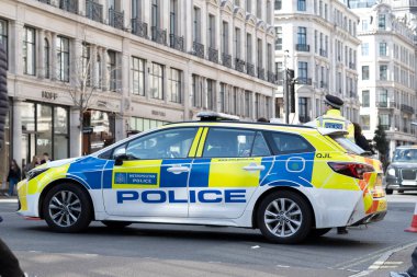 Londra, Birleşik Krallık. 20 Mart 2025 Şehir merkezinde polis devriyesi.