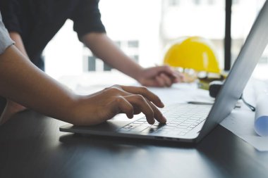 Mühendisler ve mimarlardan oluşan bir ekip, çalışma ekibi, toplantı, inşaat planları ve çizim planları, baskı, inşaat alanlarında yazma konuları. Ev tasarımı kavramı.