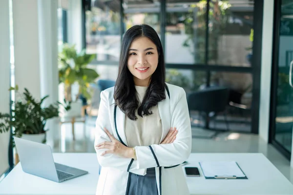 Asiatisk Kvinna Entreprenör Med Framgång Står Glatt Leende Kontoret — Stockfoto