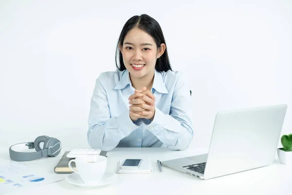 Asiatisk Kvinna Framgångsrik Leende Affärskvinna Sitter Kontoret — Stockfoto
