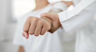 Omzundan yaralanan hastalar rehabilitasyon merkezinde kas tedavisi için omuzlarına masaj yapıyorlar. Fizyoterapi kavramları.