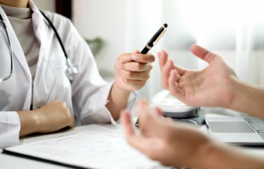 Hastaları tedavi eden kadın doktorlar fiziksel muayeneden sonra sonuçları dinlemek ve tıbbi bilgileri açıklamak ve hastalığı teşhis etmek için randevu alıyorlar. Tıbbi kavramlar ve sağlık.