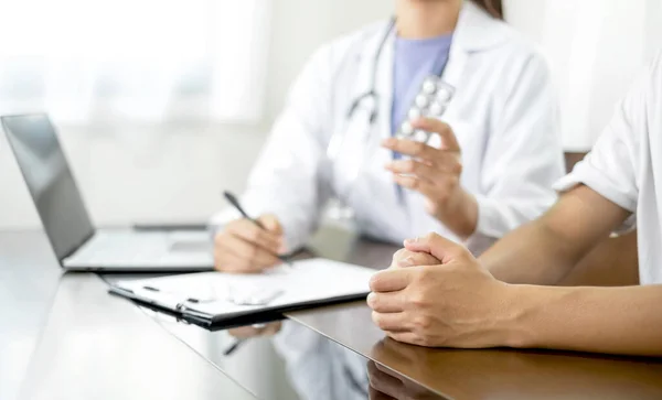 Γυναίκες Γιατροί Που Θεραπεύουν Ασθενείς Κλείνουν Ραντεβού Για Ακούσουν Αποτελέσματα — Φωτογραφία Αρχείου
