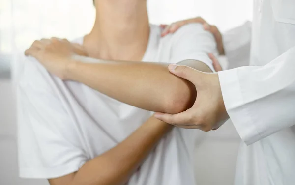 Female Physiotherapists Provide Assistance Male Patients Elbow Injuries Examine Patients — Stock Photo, Image