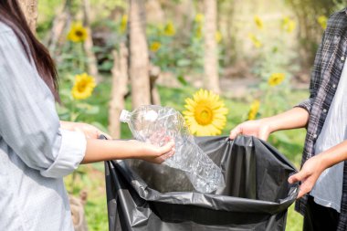 Çöp toplama, gönüllü ekip plastik şişeleri toplayacak, çöpleri parkları temizlemek, kirlilikten kaçınmak, çevreye ve ekosisteme dost olmak için siyah çöp torbalarına koyacak..