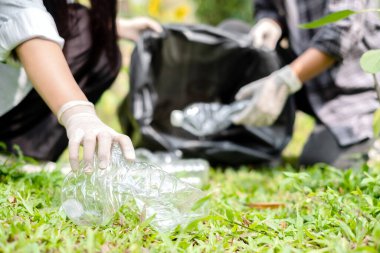 Çöp toplama, gönüllü ekip plastik şişeleri toplayacak, çöpleri parkları temizlemek, kirlilikten kaçınmak, çevreye ve ekosisteme dost olmak için siyah çöp torbalarına koyacak..