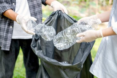 Çöp toplama, gönüllü ekip plastik şişeleri toplayacak, çöpleri parkları temizlemek, kirlilikten kaçınmak, çevreye ve ekosisteme dost olmak için siyah çöp torbalarına koyacak..