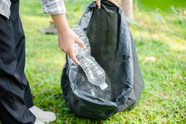 Çöp toplama, gönüllü ekip plastik şişeleri toplayacak, çöpleri parkları temizlemek, kirlilikten kaçınmak, çevreye ve ekosisteme dost olmak için siyah çöp torbalarına koyacak..