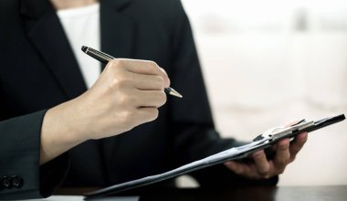 İş adamı masalarında oturur ve başarılı iş büyümesi sürecini planlayan yatırımlarının sonuçlarını gösteren mali grafikleri hesaplar.