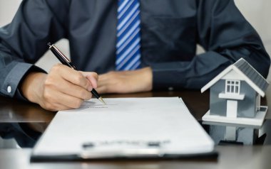 gayrimenkul yatırımları ve ev sigortası sözleşmeleri imzalayan ajanlar, müşterilerin satın almalarını onaylayan ev sigortası anlaşmalarına uygun olarak,.