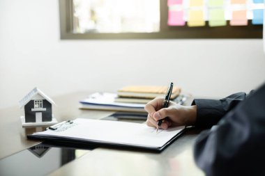 gayrimenkul yatırımları ve ev sigortası sözleşmeleri imzalayan ajanlar, müşterilerin satın almalarını onaylayan ev sigortası anlaşmalarına uygun olarak,.