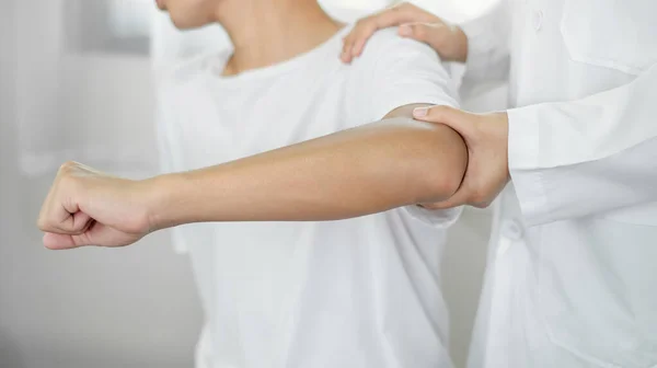 Γυναίκες Φυσικοθεραπευτές Παρέχουν Βοήθεια Άρρενες Ασθενείς Κακώσεις Αγκώνα Και Εξετάζουν — Φωτογραφία Αρχείου