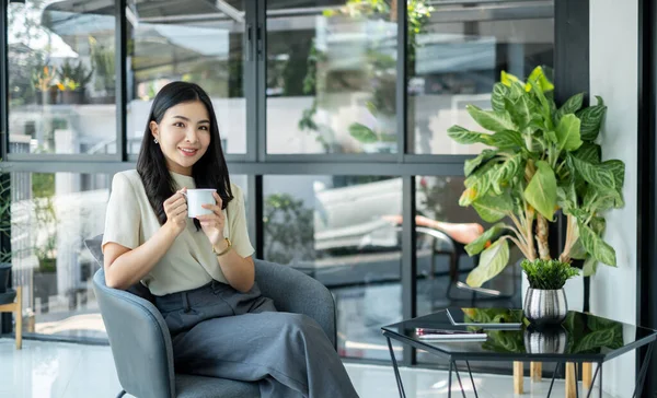 Asiatisk Affärskvinna Ler Glatt Med Morgon Håller Kopp Kaffe Lätt — Stockfoto
