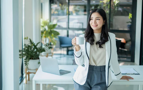Asiatisk Affärskvinna Ler Glatt Med Morgon Håller Kopp Kaffe Lätt Stockbild
