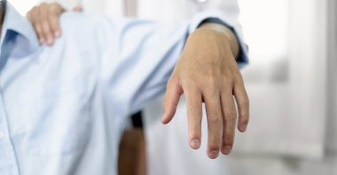 Omzundan yaralanan hastalar rehabilitasyon merkezinde kas tedavisi için omuzlarına masaj yapıyorlar. Fizyoterapi kavramları.