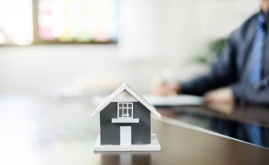 gayrimenkul yatırımları ve ev sigortası sözleşmeleri imzalayan ajanlar, müşterilerin satın almalarını onaylayan ev sigortası anlaşmalarına uygun olarak,.