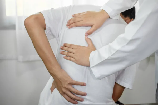 Γυναίκες Φυσικοθεραπευτές Παρέχουν Σωματική Βοήθεια Άρρενες Ασθενείς Τραυματισμούς Στην Πλάτη — Φωτογραφία Αρχείου