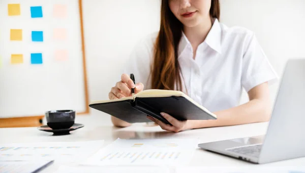 Geschäftsfrauen Sitzen Schreibtisch Und Berechnen Finanzgrafiken Die Die Ergebnisse Ihrer — Stockfoto