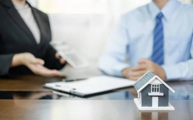 Emlakçılar ev satışı sigortası teklif eder ve müşteri resmi bir anlaşma uyarınca satış sözleşmesini imzalar imzalamaz kapatırlar. Gayrimenkul Ev Sigortası.