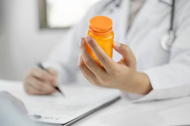 Kadın doktor oturdu ve hastanın geçmişini kontrol etti ve hasta bilgilerini kaydetmek için bir dizüstü bilgisayar kullandı. Tıbbi kavramlar ve ilgi alanları.