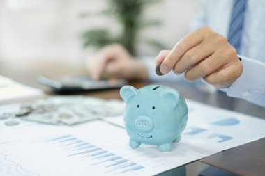 El kumbaraya para koyuyor. Bozukluklarla para biriktirmek başarılı bir büyüyen işe adım atar ve emeklilik için biriktirir. Emeklilik Tasarruf kavramı.