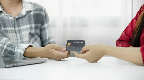 电子商务概念 拥有信用卡的快乐夫妻享受网上购物和使用笔记本电脑的乐趣 可以在网上购物和购物时输入他们的信用卡号码 — 图库照片