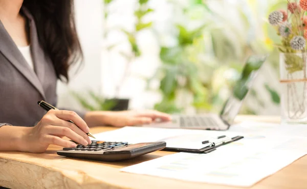 Asiatische Geschäftsfrau Sitzen Ihrem Schreibtisch Und Berechnen Finanzgrafiken Die Ergebnisse Stockfoto