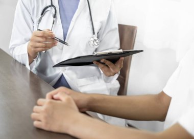 Hastaları tedavi eden kadın doktorlar fiziksel muayeneden sonra sonuçları dinlemek ve tıbbi bilgileri açıklamak ve hastalığı teşhis etmek için randevu alıyorlar. Tıbbi kavramlar ve sağlık.