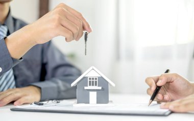 Emlak komisyoncusu imzayı attıktan sonra ev anahtarını yeni sahibine teslim etti. Ev kiralama ve ev sigortası resmi olarak tamamlandı..