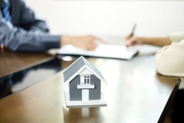 Emlakçılar ev satışı sigortası teklif eder ve müşteri resmi bir anlaşma uyarınca satış sözleşmesini imzalar imzalamaz kapatırlar. Gayrimenkul Ev Sigortası.