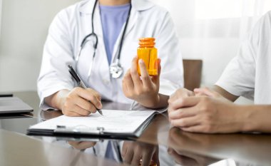 Hastaları tedavi eden kadın doktorlar fiziksel muayeneden sonra sonuçları dinlemek ve tıbbi bilgileri açıklamak ve hastalığı teşhis etmek için randevu alıyorlar. Tıbbi kavramlar ve sağlıklı sağlık.