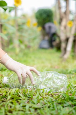 Çöp toplama, gönüllü ekip plastik şişeleri toplayacak, çöpleri parkları temizlemek, kirlilikten kaçınmak, çevreye ve ekosisteme dost olmak için siyah çöp torbalarına koyacak..