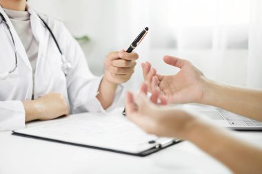 Hastaları tedavi eden kadın doktorlar fiziksel muayeneden sonra sonuçları dinlemek ve tıbbi bilgileri açıklamak ve hastalığı teşhis etmek için randevu alıyorlar. Tıbbi kavramlar ve sağlık.