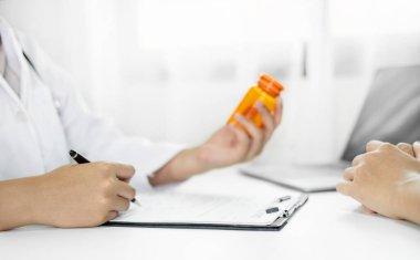 Hastaları tedavi eden kadın doktorlar fiziksel muayeneden sonra sonuçları dinlemek ve tıbbi bilgileri açıklamak ve hastalığı teşhis etmek için randevu alıyorlar. Tıbbi kavramlar ve sağlık.