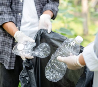 Çöp toplama, gönüllü ekip plastik şişeleri toplayacak, çöpleri parkları temizlemek, kirlilikten kaçınmak, çevreye ve ekosisteme dost olmak için siyah çöp torbalarına koyacak..