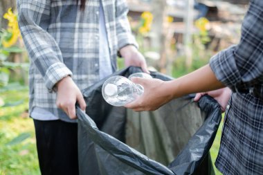 Çöp toplama, gönüllü ekip plastik şişeleri toplayacak, çöpleri parkları temizlemek, kirlilikten kaçınmak, çevreye ve ekosisteme dost olmak için siyah çöp torbalarına koyacak..
