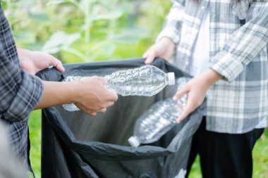 Çöp toplama, gönüllü ekip plastik şişeleri toplayacak, çöpleri parkları temizlemek, kirlilikten kaçınmak, çevreye ve ekosisteme dost olmak için siyah çöp torbalarına koyacak..