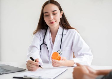 Hastaları tedavi eden kadın doktorlar fiziksel muayeneden sonra sonuçları dinlemek ve tıbbi bilgileri açıklamak ve hastalığı teşhis etmek için randevu alıyorlar. Tıbbi kavramlar ve sağlık.