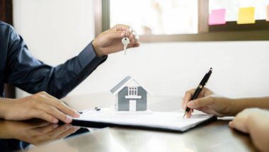 Emlak komisyoncusu imzayı attıktan sonra ev anahtarını yeni sahibine teslim etti. Ev kiralama ve ev sigortası resmi olarak tamamlandı..