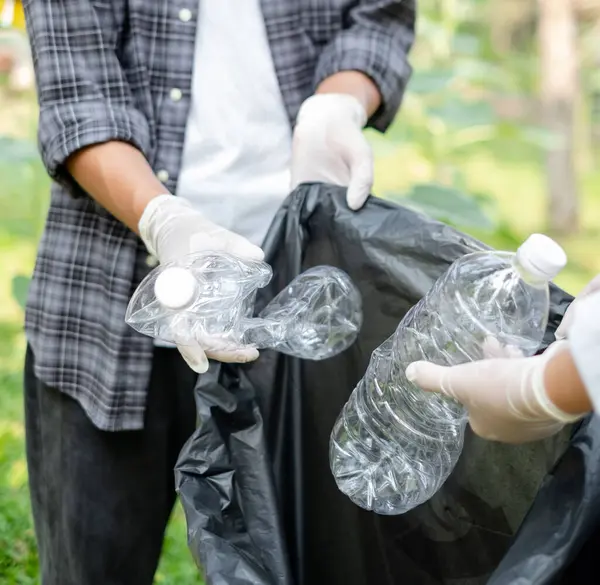 Çöp toplama, gönüllü ekip plastik şişeleri toplayacak, çöpleri parkları temizlemek, kirlilikten kaçınmak, çevreye ve ekosisteme dost olmak için siyah çöp torbalarına koyacak..