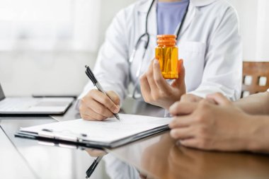 Hastaları tedavi eden kadın doktorlar, tıbbi bilgileri ve teşhisi açıkladıktan sonra sonuçları dinlemek için randevu alırlar. Tıbbi kavramlar ve sağlık.