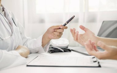 Hastaları tedavi eden kadın doktorlar, tıbbi bilgileri ve teşhisi açıkladıktan sonra sonuçları dinlemek için randevu alırlar. Tıbbi kavramlar ve sağlık.