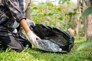 Eller plastik şişeleri toplar, çöpleri siyah çöp torbalarına doldurur, parkları temizler, kirlilikten korur, çevreye ve ekosisteme dost olur..