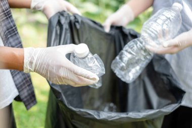 Eller plastik şişeleri toplar, çöpleri siyah çöp torbalarına doldurur, parkları temizler, kirlilikten korur, çevreye ve ekosisteme dost olur..